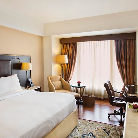 에로스 호텔 뉴 델리 네루 플레이스 뉴델리 외부 사진 A room at the Taj Bengal